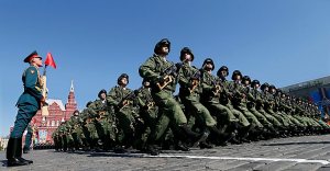 epa04197717 Russian military servicemen march during a military parade marking the 69th anniversary of the victory over the Nazi Germany in the WWII in the Red Square in Moscow, Russia 09 May 2014. EPA/YURI KOCHETKOV